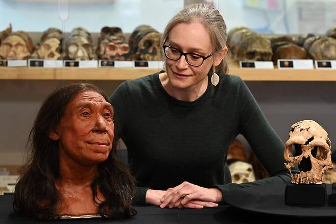 7만5000년 전에 숨진 네안데르탈인 여성 얼굴을 복원하는데 성공한 영국 케임브리지대 엠마 포메로이 교수가지난달 25일(현지시간) 복원물과 함께 사진을 찍고 있다. AFP연합뉴스