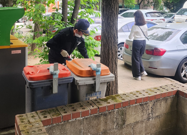 6년차 경비원인 김천명(67)씨가 1일 서울 마포구의 한 아파트에서 분리수거함 주변을 청소하고 있다.