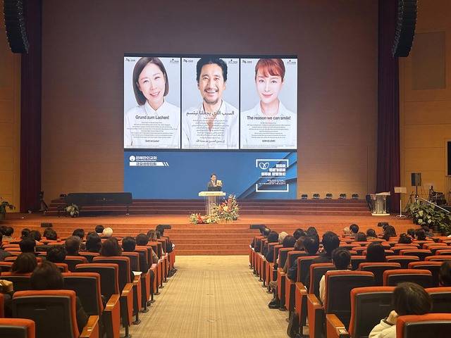 고정민(무대 단상) 복음의전함 이사장이 지난 2월 9일 미국 캘리포니아주 풀러턴의 은혜한인교회에서 열린 ‘블레싱USA 워십시리즈’ 집회에서 참석자들에게 ‘블레싱USA’ 캠페인 취지를 설명하고 있다. 복음의전함 제공