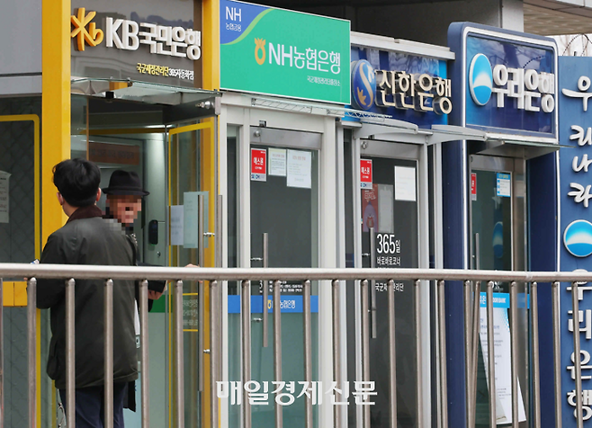 서울 용산구 이태원동 경리단길에 모여 있는 각 은행 현금 지급기 [이충우 기자]