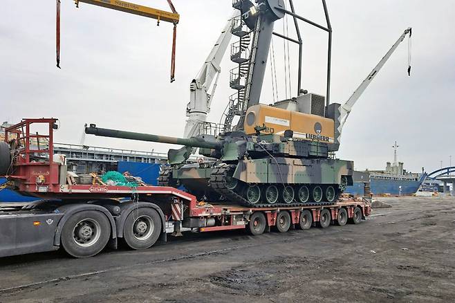 폴란드 그드니아 항구에 도착한 폴란드 K2 전차 모습. [사진 출처 = 연합뉴스]