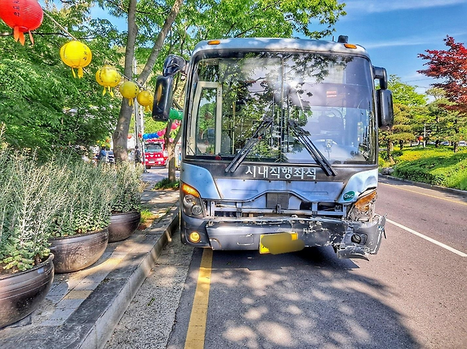 택시와 충돌한 시내버스. [사진 출처 = 울산소방본부]