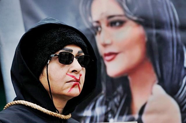 ‘히잡 의문사’한 마흐샤 아미니를 추모하는 시위 자료사진 [출처=연합뉴스]