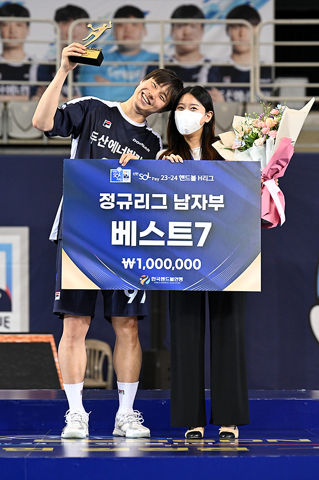 남자부 베스트 라이트백 수상하는 두산 김연빈. 사진=한국핸드볼연맹 제공