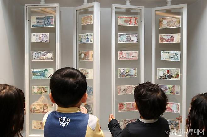 17일 대구 수성구 대구은행 본점 지하 DGB대구은행 금융박물관을 찾은 유치원 어린이들이 세계 각국의 다양한 화폐를 살펴보고 있다.  2024.1.17/사진=뉴스1  Copyright (C)