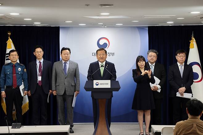 이상민 행정안전부 장관이 지난 1일 정부서울청사에서 악성민원 방지 및 민원공무원 보호 강화를 위한 범정부 종합대책을 발표하고 있다./사진제공=행정안전부