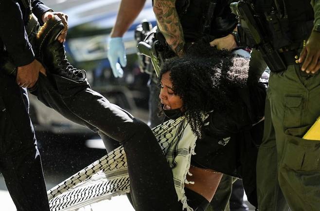 미국 애틀란타 에모리대학교 반전 시위에 참가한 학생이 경찰들에게 끌려 나가고 있다. /AP=뉴시스