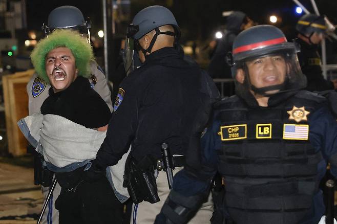 2일 새벽(현지시간) 미국 경찰이 UCLA 캠퍼스에서 농성 중인 친팔레스타인 시위대의 강제 해산에 나섰다./AFPBBNews=뉴스1