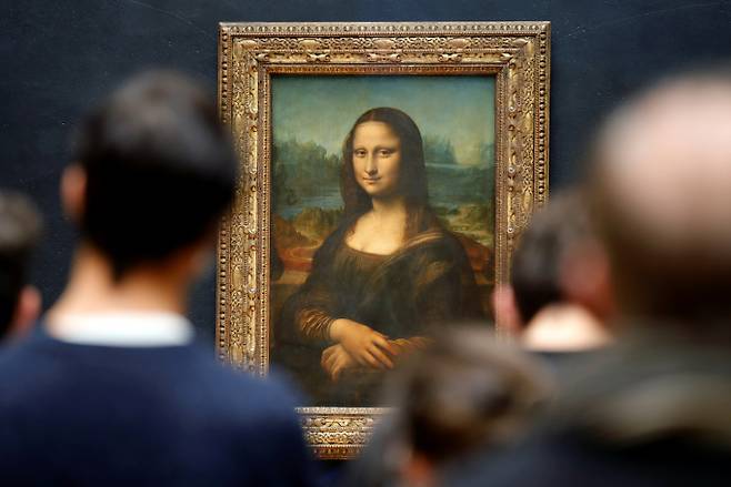레오나르도 다빈치가 마지막까지 손을 놓지 않은 '모나리자'. 사진은 지난 2021년 5월19일(현지시각) 프랑스 파리 루브르 박물관에 전시된 '모나리자'를 감상 중인 관람객들의 모습. /사진=로이터