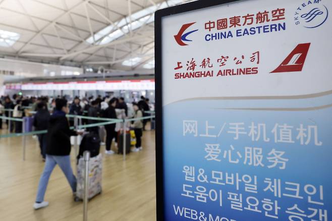 사진은 인천국제공항에서 중국 노선 이용객이 탑승 수속하는 모습 / 사진제공=뉴시스
