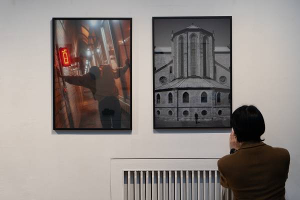 최근 사진을 즐기는 젊은층은 카메라를 인스타그램에 게시하는 것을 넘어 전시회를 열기도 한다. 사진은 사파사진학원이 진행한 사진전의 모습. /사진=사파사진학원 제공