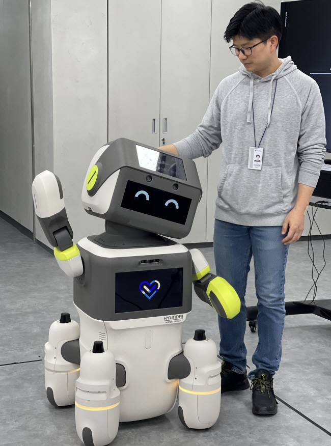 지난달 23일 경기 의왕시 현대차그룹 의왕연구소 로보틱스랩에서 연구원이 서비스 로봇 ‘달이’와 사진 촬영 포즈를 취하는 모습.  현대차그룹 제공