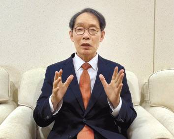 고문현 한국ESG학회장(숭실대 법대 교수)가 제주 국제컨벤션센터에서 헤럴드경제와 인터뷰하고 있다. 김은희 기자