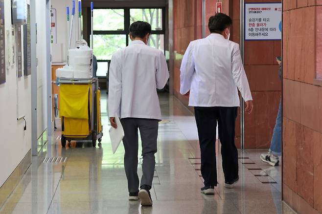 의대 증원 정책을 둘러싼 의정 갈등이 장기화하는 가운데 서울의 한 대형병원에서 의료진이 이동하고 있다. [연합]