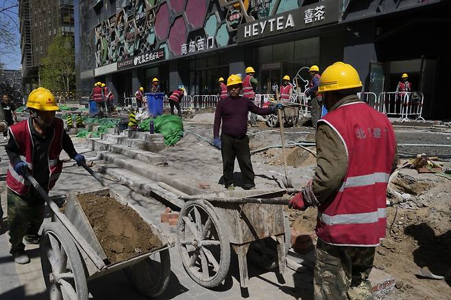중국 베이징에서 근로자들이 보행로를 개조하고 있다. [AP]