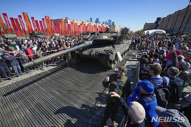 [모스크바=AP/뉴시스] 1일(현지시각) 러시아 모스크바에서 '우크라이나 노획 군사 장비 전시회'가 열려 방문객들이 전투 중 러시아군이 우크라이나군으로부터 노획한 독일제 레오파드 2A6 전차를 구경하고 있다. 2024.05.02.