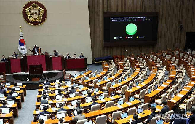 [서울=뉴시스] 조성우 기자 = 2일 오후 서울 여의도 국회에서 열린 제414회 국회(임시회) 제1차 본회의에서 국민의힘 의원들이 퇴장한 가운데 순직 해병 수사 방해 및 사건 은폐 등의 진상규명을 위한 특별검사의 임명 등에 관한 법률안이 가결되고 있다. 2024.05.02. xconfind@newsis.com