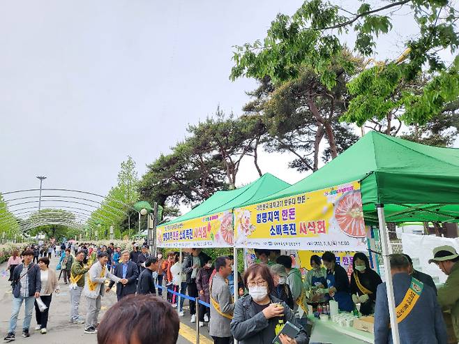 23년 함평나비대축제 기간 함평엑스포공원에서 함평의 대표 먹거리인 한우, 한돈, 오리고기 시식 행사가 열렸다. 함평군 제공