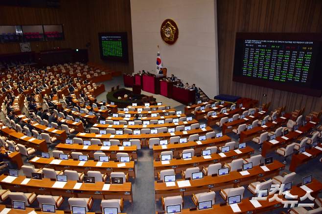 2일 서울 여의도 국회에서 열린 제414회국회(임시회) 제1차 본회의에서 '순직 해병 수사 방해 및 사건 은폐 등의 진상규명을 위한 특별검사의 임명 등에 관한 법률안'이 국민의힘 의원들이 퇴장한 가운데 재석168인, 찬성168인, 반대9인, 기권0인으로 통과되고 있다. 윤창원 기자