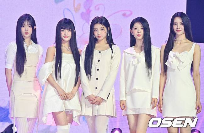 [OSEN=박준형 기자] 하이브(HYBE) 새 걸그룹 '아일릿(ILLIT)'이 25일 오후 서울 블루스퀘어 마스터카드홀에서 미니 1집 '슈퍼 리얼 미(SUPER REAL ME)' 데뷔 쇼케이스를 진행됐다.아일릿은 한국 국적의 윤아(20)·민주(20)·원희(17), 일본 국적의 모카(20)·이로하(16) 등 다섯 멤버로 구성됐으며 '르세라핌' '뉴진스'에 이어 하이브가 탄생시킨 세 번째 걸그룹이다.아일릿이 포즈를 취하고 있다. &nbsp;2024.03.25 / soul1014@osen.co.kr