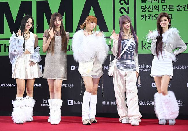 [OSEN=이대선 기자] 26일 오후 서울 고척스카이돔에서 2022 멜론뮤직어워드(MMA2022)가 열렸다.그룹 뉴진스가 포토타임을 가지고 있다. 2022.11.26 /sunday@osen.co.kr