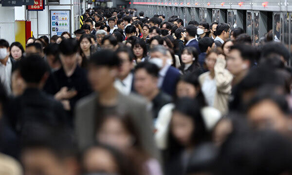 서울 시내 한 지하철역에서 직장인들이 출근을 하고 있다. 뉴스1
