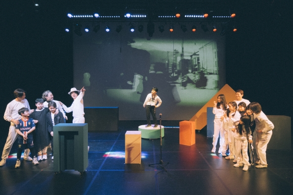시인 이상의 난해시 ‘오감도’를 재해석한 연극 ‘이상한 어린이 연극-오감도’가 서울 종로구 종로아이들극장에서 펼쳐지는 가운데 어린이 배우들이 열연하고 있다. 공놀이클럽 제공