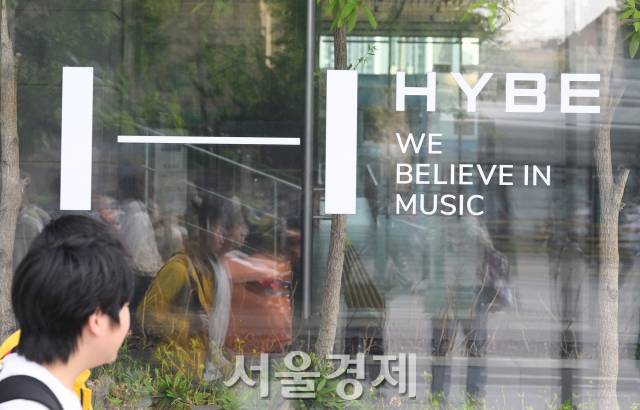 지난달 26일 오후 서울 용산구 하이브 사옥 앞에서 시민들이 이동하고 있다. 하이브는 산하 레이블이자 뉴진스의 소속사인 어도어 민희진 대표와 폭로전을 벌이는 중이다. 김규빈 기자