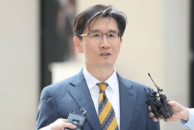 오동운 고위공직자범죄수사처장(공수처장) 후보가 4월28일 경기도 과천시에 마련된 사무실로 출근하며 취재진 질문에 답하고 있다. ⓒ 연합뉴스