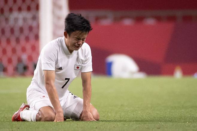 일본 구보 다케후사가 2021년 도쿄올림픽 남자축구 3-4위전에서 멕시코에 패한 뒤 그라운드에서 무릎을 꿇고 울고 있다. Getty Images코리아