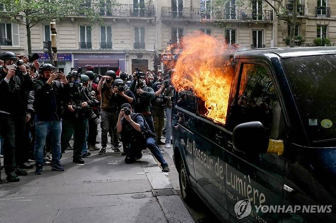 (파리 AFP=연합뉴스) 1일(현지시간) 파리에서 열린 노동절 집회에서 차가 불타고 있다. 2024.5.1
