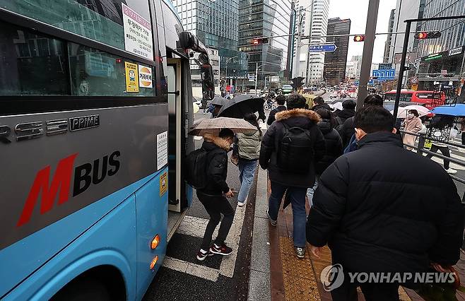 버스로 서울 출근하는 경기도민들 [연합뉴스 자료사진]