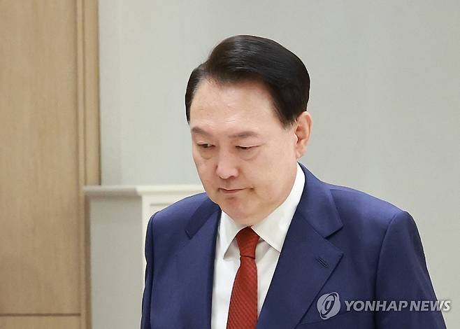 삼정검 수치 수여식 마친 윤석열 대통령 (서울=연합뉴스) 홍해인 기자 = 윤석열 대통령이 1일 서울 용산 대통령실 청사에서 열린 중장 진급·보직 신고 및 삼정검 수치 수여식을 마친 뒤 이동하고 있다. 2024.5.1 hihong@yna.co.kr