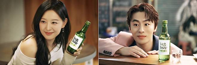 처음처럼 모델에 기용된 배우 김지원(왼쪽)과 구교환이 처음처럼 제품을 들고 있다. / 사진=롯데칠성음료