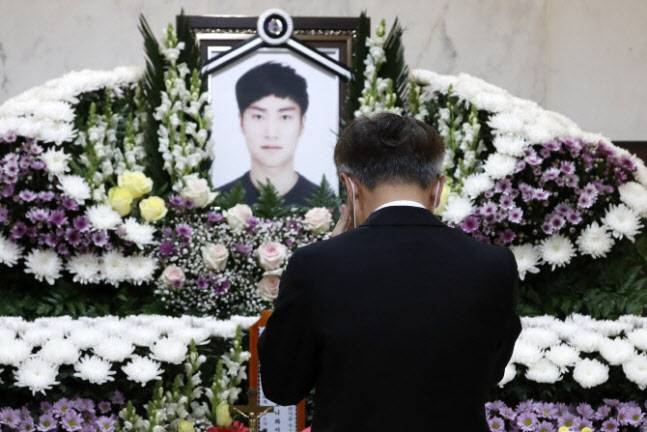 5일 오전 서울 서초구 서울성모병원에서 지난달 25일 새벽 반포 한강 둔치에서 실종된지 6일만에 주검으로 발견된 대학생 고(故) 손정민군의 발인을 앞두고 아버지 손현씨가 눈물을 훔치고 있다. (사진=뉴스1)