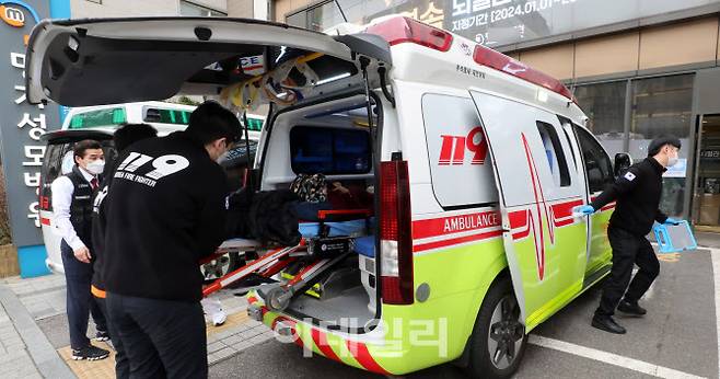 [이데일리 방인권 기자] 서울시내의 한 2차 종합병원 응급실에 환자가 도착하고 있다.