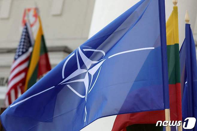 리투아니아 빌뉴스에 북대서양조약기구(NATO·나토)기와 리투아니아, 미국 등 참가국의 국기가 게양돼 있다. 2023.07.09/ ⓒ AFP=뉴스1 ⓒ News1 권진영 기자