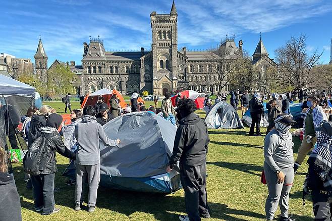 2일(현지시간) 캐나다 온타리오주 토론토의 잔디밭에서 시위대가 대학측에 이스라엘과 관련한 사업에서 철수할 것을 요구하며 야영 캠프를 설치하고 있다. 2024.05.02 ⓒ 로이터=뉴스1 ⓒ News1 정지윤 기자