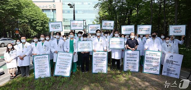 서울아산병원·울산대병원·강릉아산병원을 수련병원으로 둔 울산의대교수협의회 비상대책위원회 소속 의사들이 3일 오전 서울 송파구 아산병원 정문에서 의대 증원 정책 철회를 촉구하는 피켓 시위를 하고 있다. 2024.5.3/뉴스1 ⓒ News1 김민지 기자