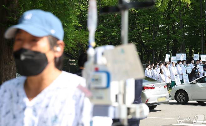 서울아산병원과 서울성모병원 교수들은 이날부터 주 1회 외래 진료와 수술을 멈추는 휴진(응급·중증환자 진료 제외)에 동참한다. 2024.5.3/뉴스1 ⓒ News1 김민지 기자