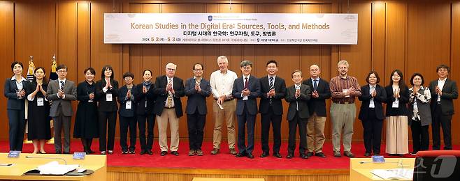 대구 계명대가 창립125주년을 기념해 '디지털 시대의 한국학'을 주제로 열린 '한국학 국제학술대회'에 참석한 국내외 석학들이 기념촬영을 하고 있다. (계명대 제공)