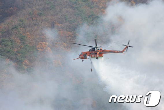 산불 진화 하는 헬기.(사진은 기사와 관련 없음)ⓒ News1 DB