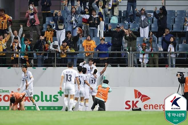 광주 선수들이 1일 제주전에서 추가골을 넣고 환호하고 있다. 제공 | 한국프로축구연맹