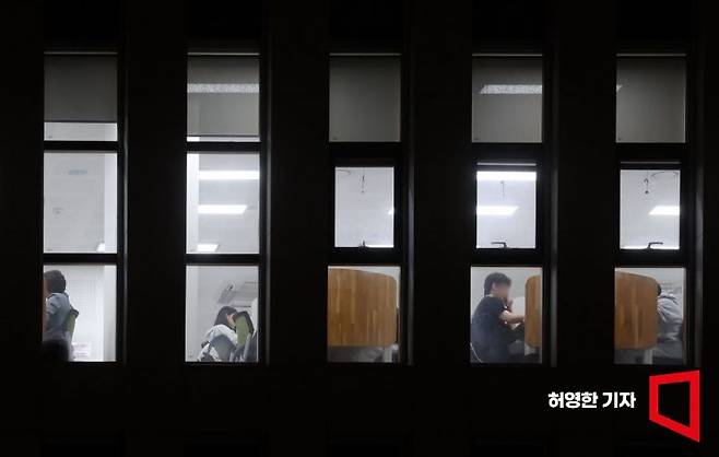 비 내리는 주말 밤인 지난달 20일, 경기도의 한 도서관에서 청년들이 공부하고 있다. 사진=허영한 기자