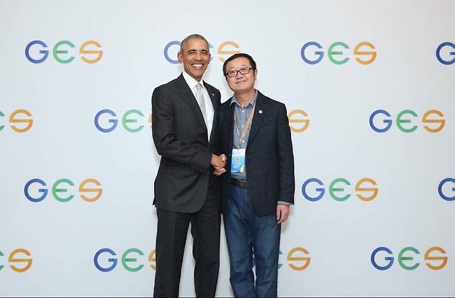 버락 오바마(왼쪽)는 2017년 가을 전직 미국 대통령 신분으로 중국 베이징에서 열린 '글로벌교육정상회의(GES)'에 참석했다가 류츠신을 만나서 그의 차기작에 대해 질문하고 책에 서명도 받았다./CFI캡처
