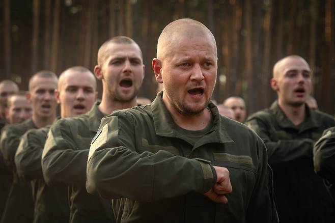 지난해 9월 우크라이나 키이우 인근의 한 군사 기지에서 징집된 병사들이 훈련소 퇴소식에서 함께 군가를 부르고 있다./AP 연합뉴스