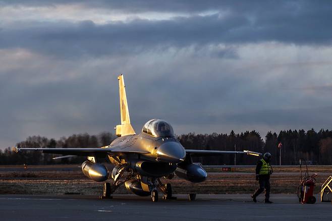 노르웨이 공군이 우크라이나에 인도하기로 한 F-16 전투기. /로이터
