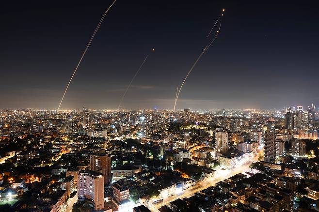 이스라엘의 아이언 돔 방공시스템이 4월 5일(현지시간) 이스라엘 중부 가자지구에서 발사된 로켓을 요격하기 위해 발사되고 있다.(자료 사진) /AP 연합뉴스