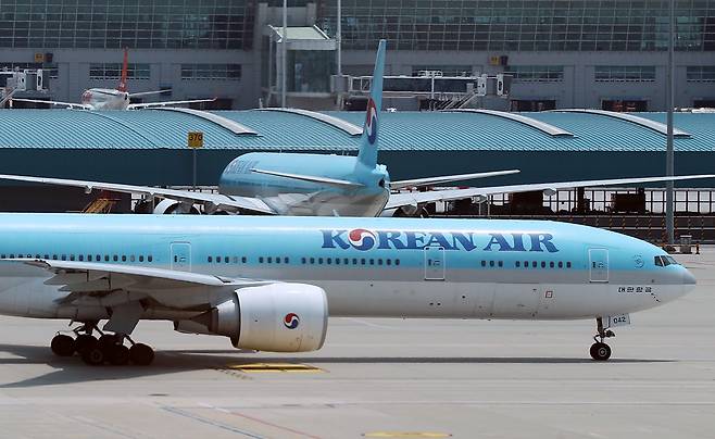 인천국제공항 제2여객터미널 계류장에서 대한항공 여객기가 이륙을 준비하고 있다./뉴스1