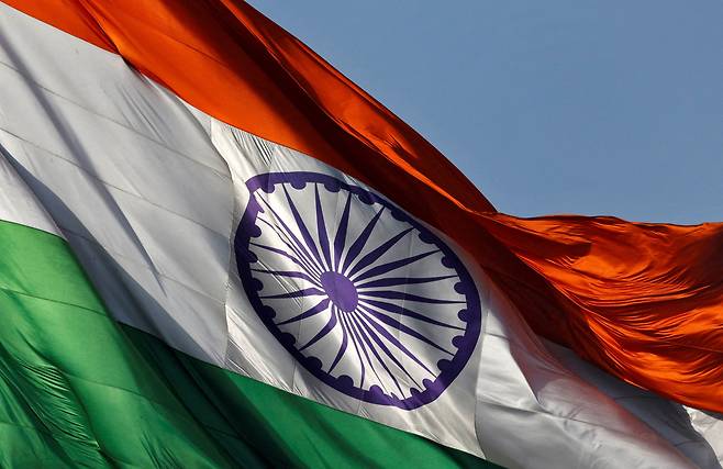 인도 뉴델리에서 인도 국기인 티랑가가 펄럭이고 있다. /로이터
